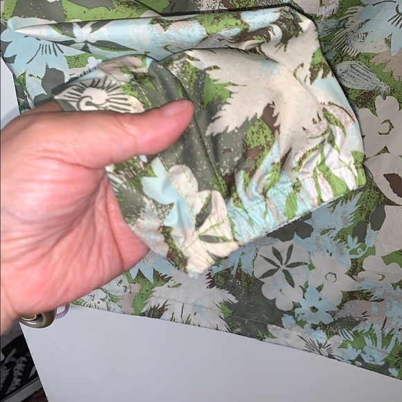 Gently Loved Patagonia Women's Floral Green Jacket —Windbreaker - Picture 7 of 11